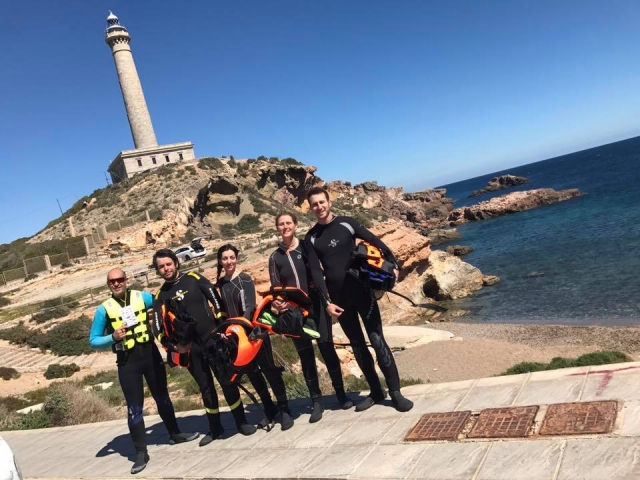 Submarinistas en tierra junto al faro.jpg